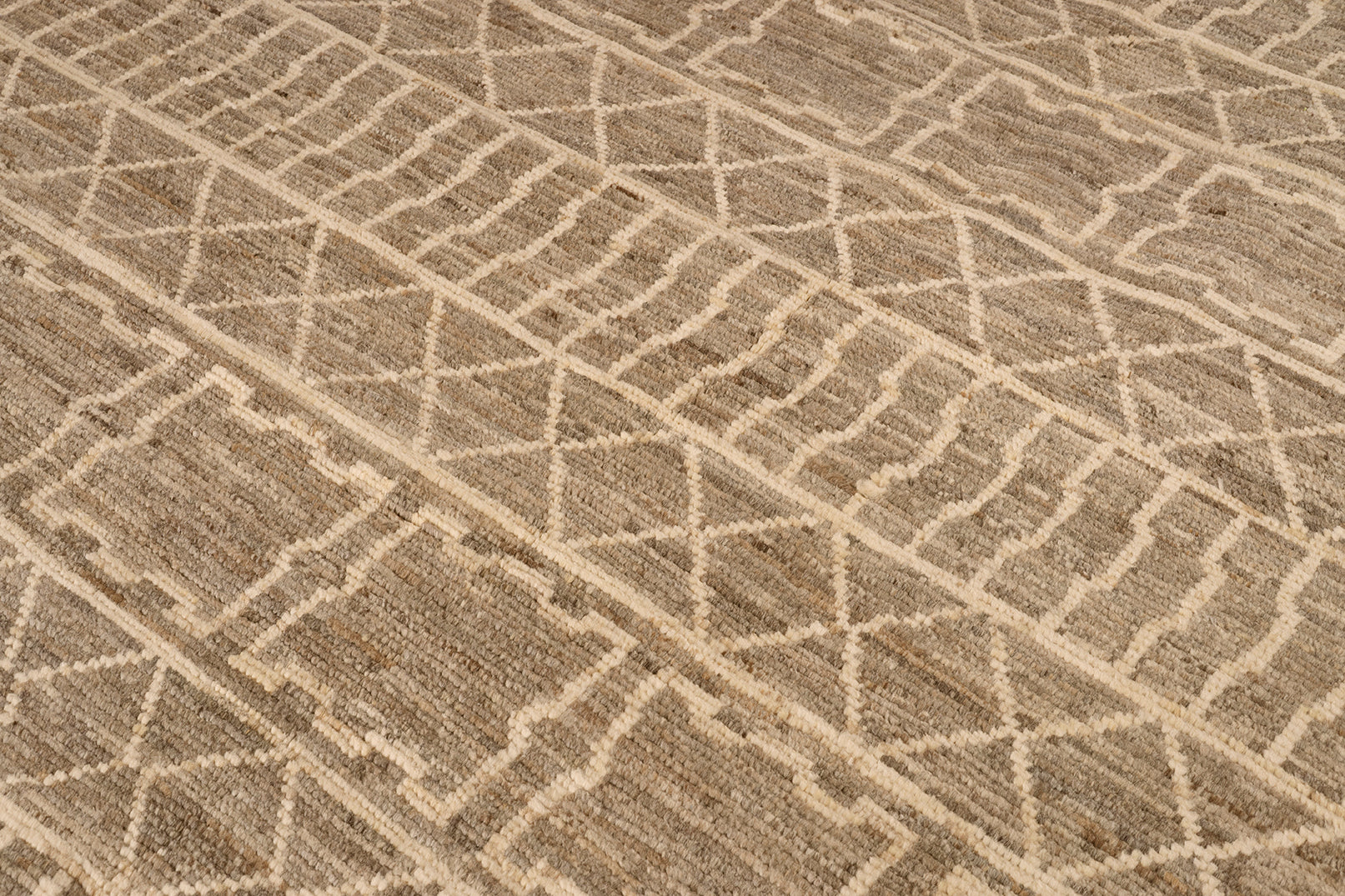 Modern Woven Rug in Gray Geometric Pattern