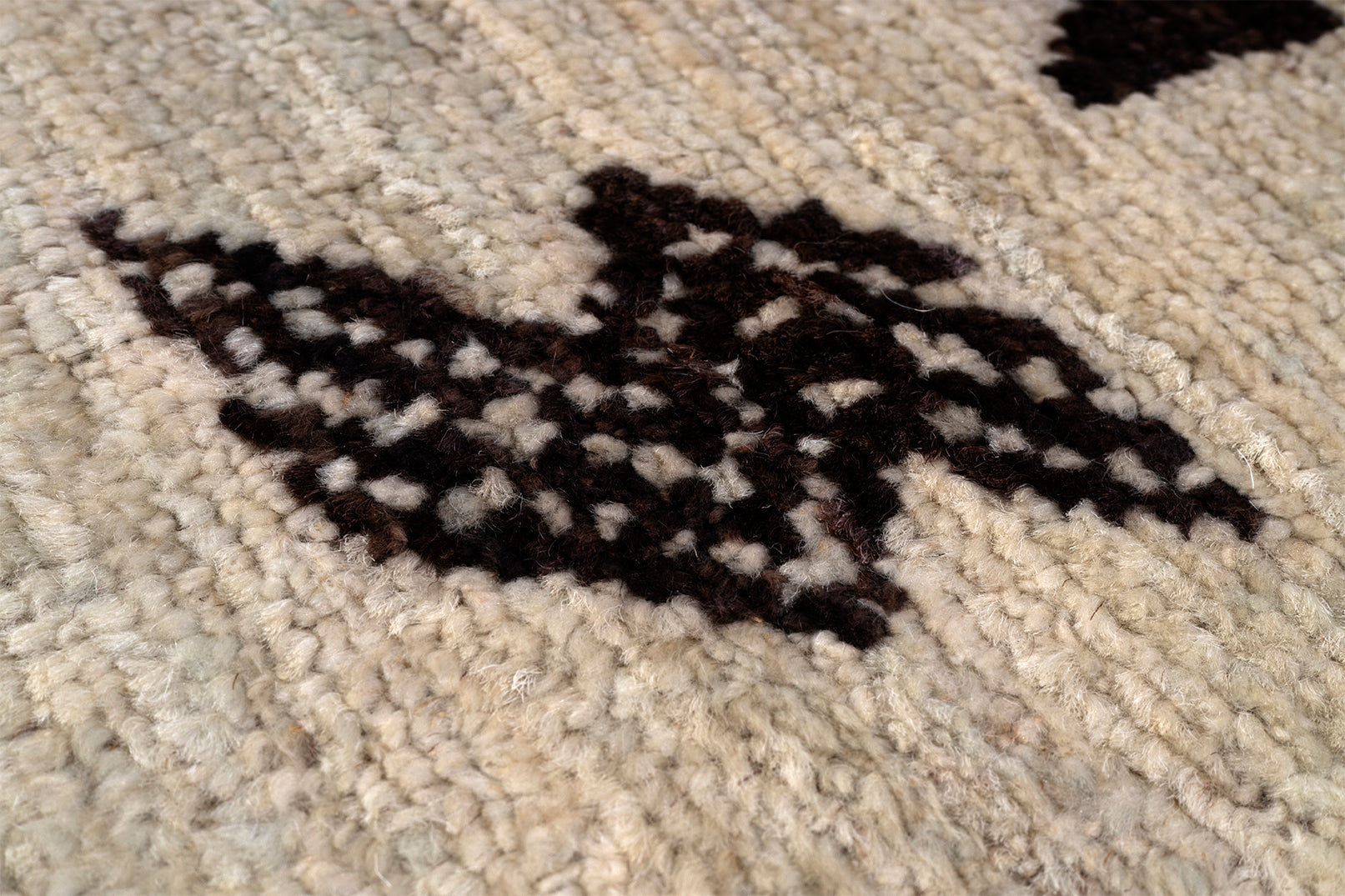 Modern Woven Rug in Neutral Tribal Pattern