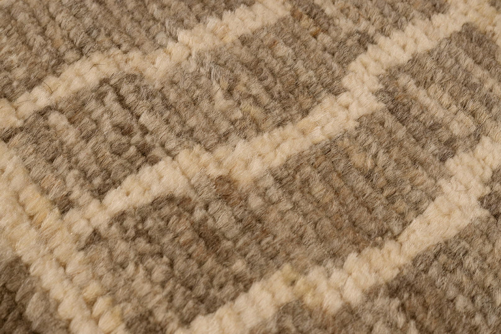 Modern Woven Rug in Gray Geometric Pattern